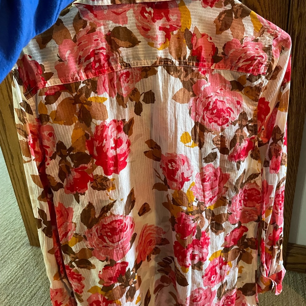 Floral print button down blouse in great condition